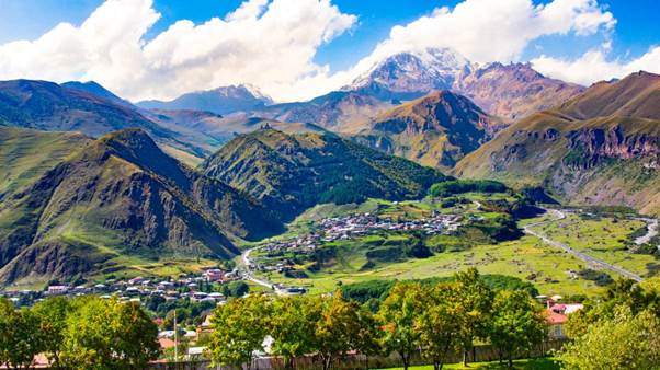Gergeti -Trinity -Church -with -Mount -Kazbek.jpg